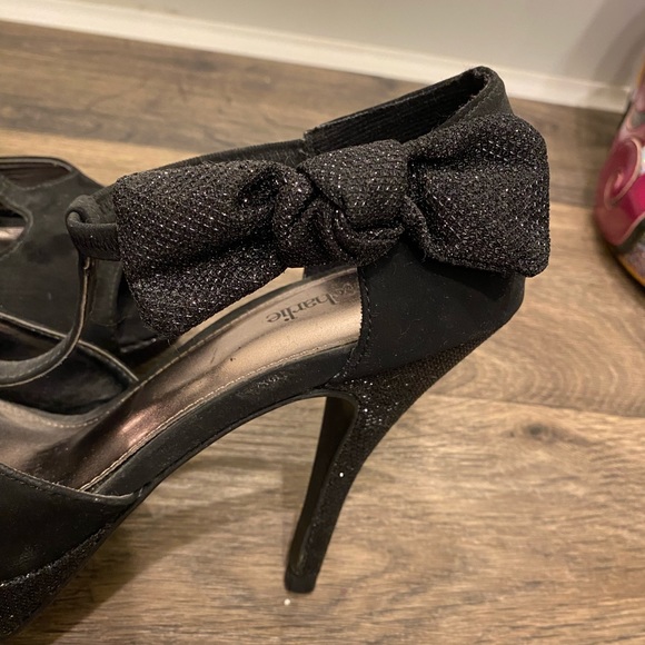 Charming Charlie Bow Heels - Picture 3 of 7